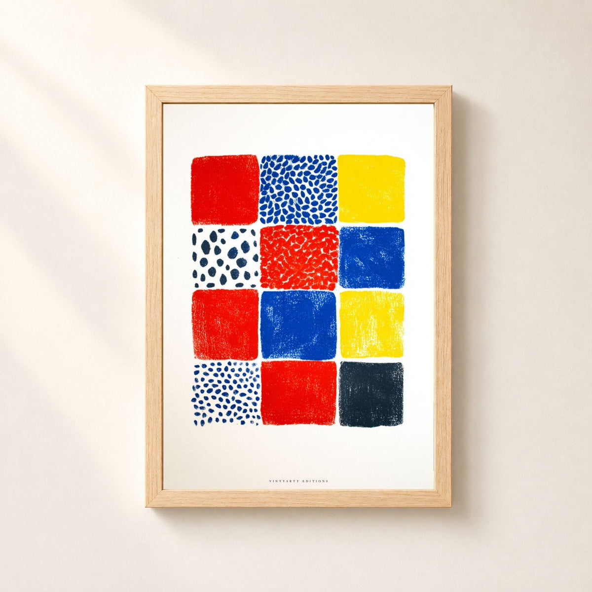 Affiche géométrique d'une grille de douze carrés peints à la main en quatre rangées de trois, rouge vermillon, bleu outremer, jaune primaire et bleu nuit, bords légèrement arrondis et texture de crayon gras, trois cases remplies de pointillés ou de touches serrées, fond blanc largement visible autour.