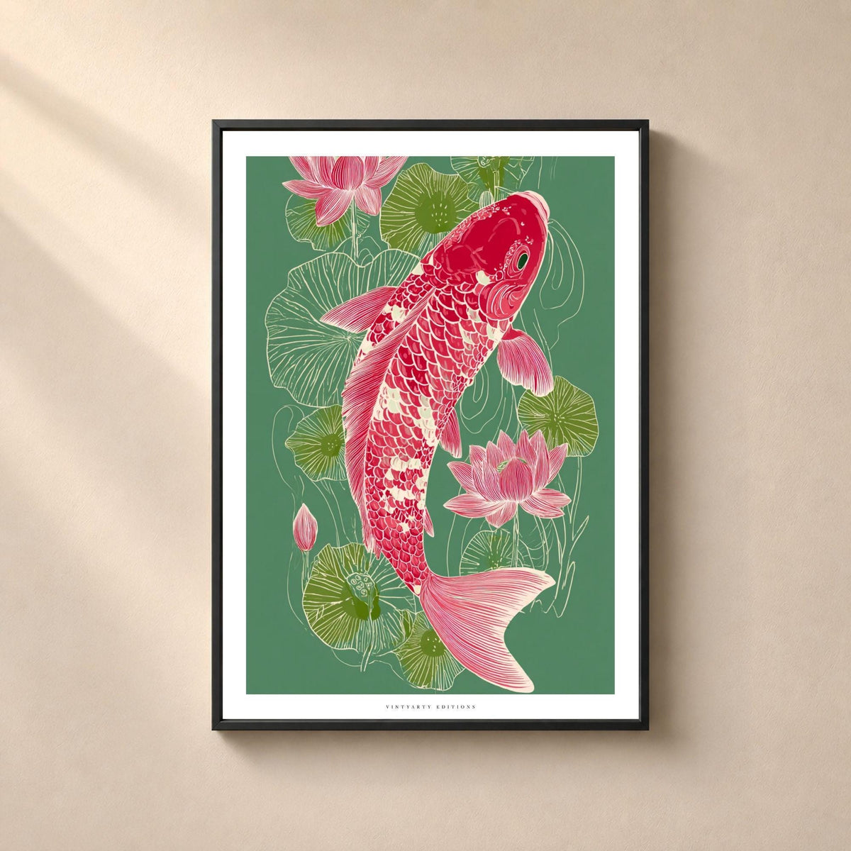 Affiche représentant une grande carpe koï rose et crème entourée de lotus roses et de feuilles olive sur fond vert sauge avec bordure blanche.
