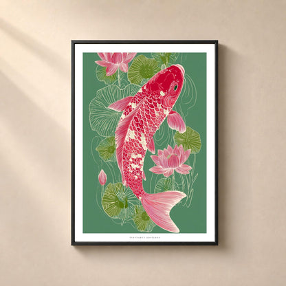 Affiche représentant une grande carpe koï rose et crème entourée de lotus roses et de feuilles olive sur fond vert sauge avec bordure blanche.
