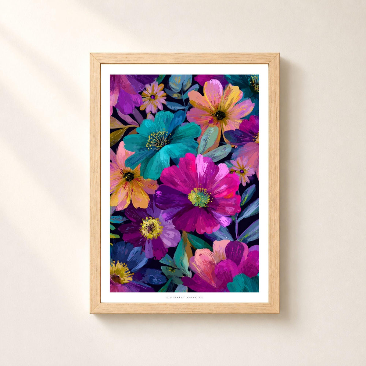 Affiche fleurs multicolores fond bleu nuit, art floral maximaliste, décoration murale colorée