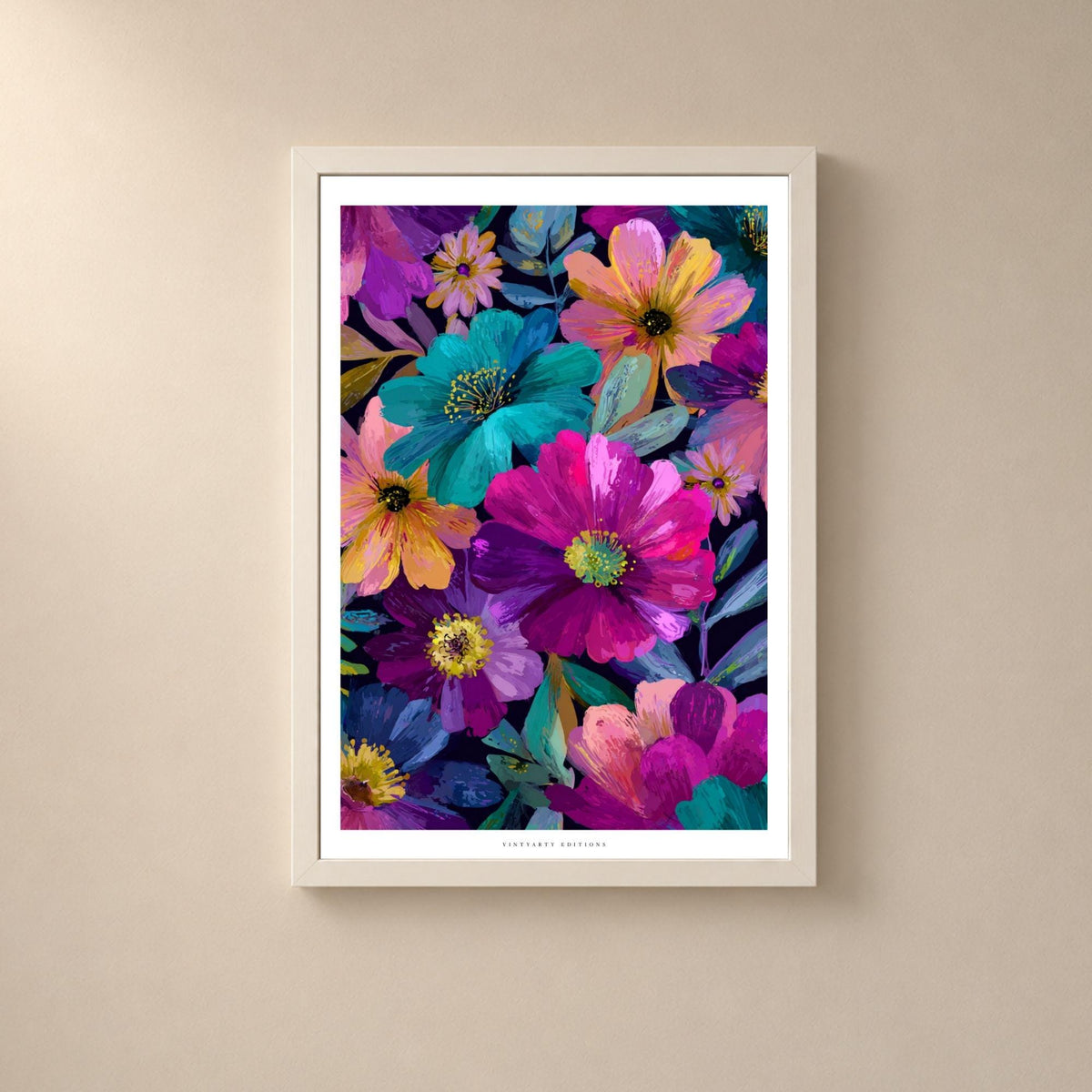 Affiche fleurs multicolores fond bleu nuit, art floral maximaliste, décoration murale colorée