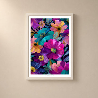 Affiche fleurs multicolores fond bleu nuit, art floral maximaliste, décoration murale colorée