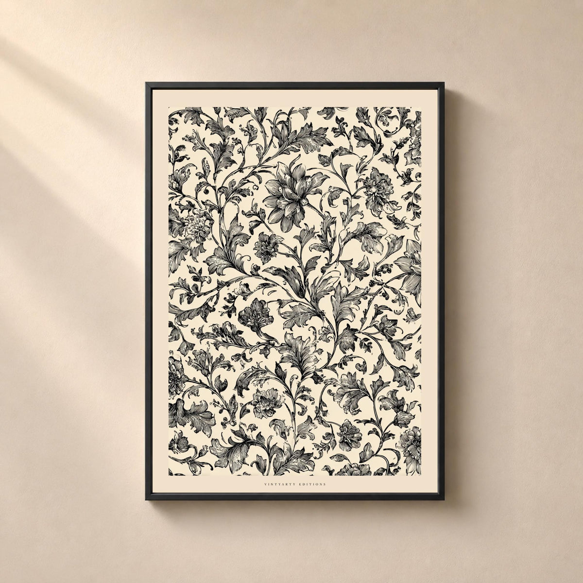 Affiche botanique composée d’un motif dense de fleurs, feuilles et tiges gravées en noir sur fond crème chaud, avec marge crème intégrée.