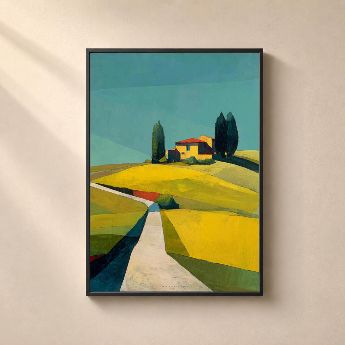 Affiche de paysage toscan en aplats géométriques, chemin blanc montant en diagonale entre des parcelles jaune blé, vert olive et vert amande avec un carré rouge brique, ferme ocre à toit de tuiles orange encadrée de cyprès sombres sur la crête, ciel en dégradé plat de turquoise à vert d'eau.