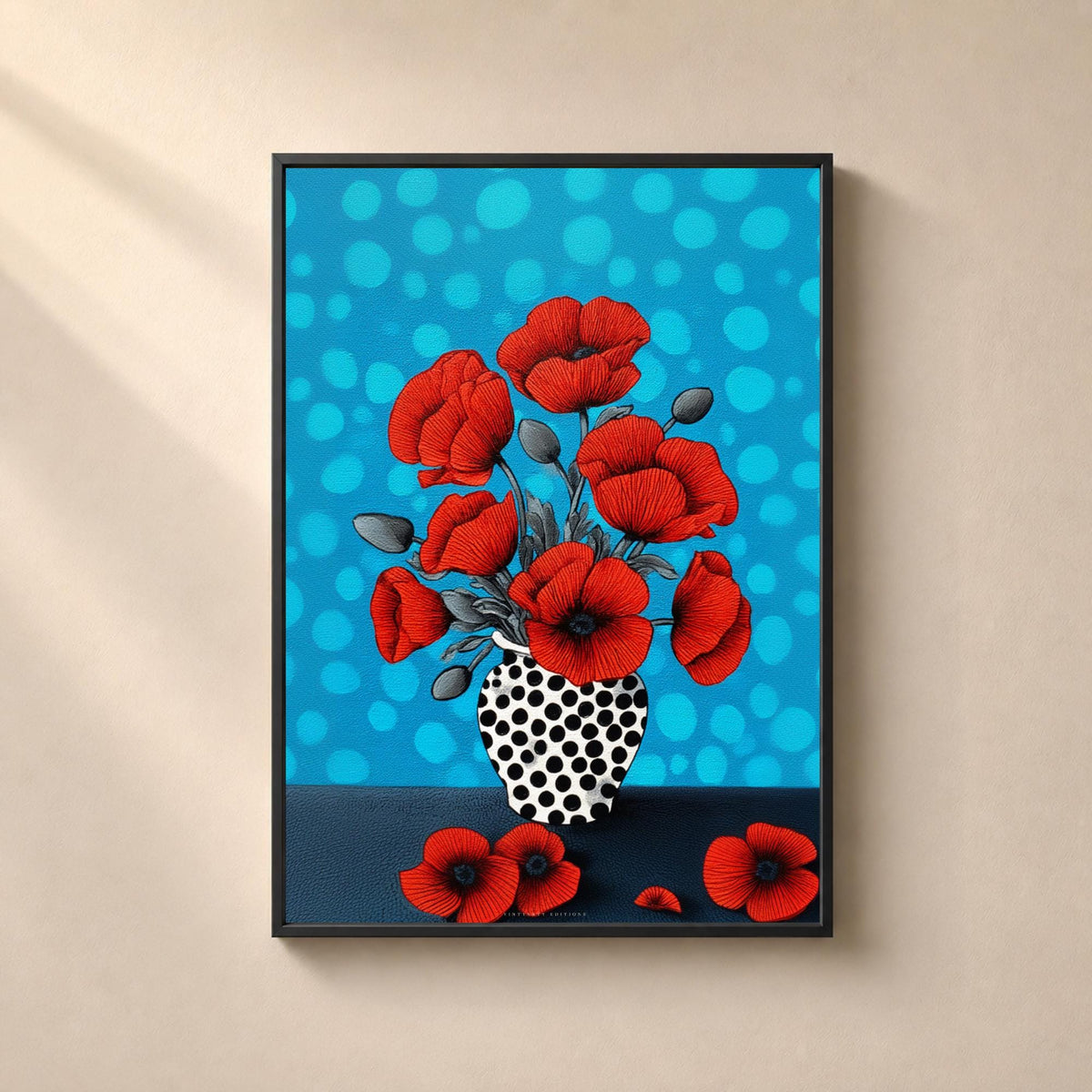 Affiche représentant un bouquet de coquelicots rouges dans un vase blanc à pois noirs sur fond bleu turquoise, avec plusieurs fleurs posées sur une table bleu nuit.