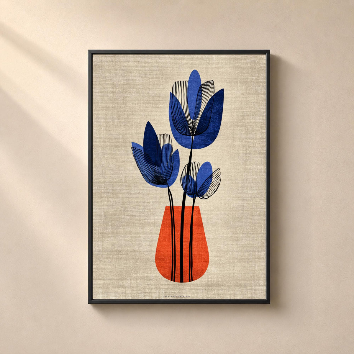 Affiche représentant trois fleurs bleues stylisées aux pétales lignés dans un vase orange sur fond beige texturé effet lin.