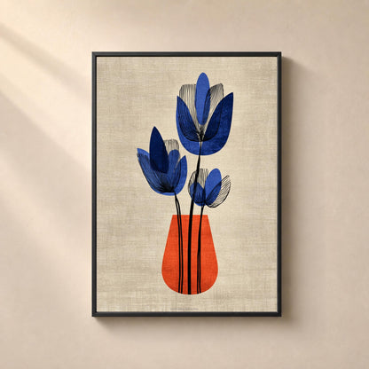 Affiche représentant trois fleurs bleues stylisées aux pétales lignés dans un vase orange sur fond beige texturé effet lin.