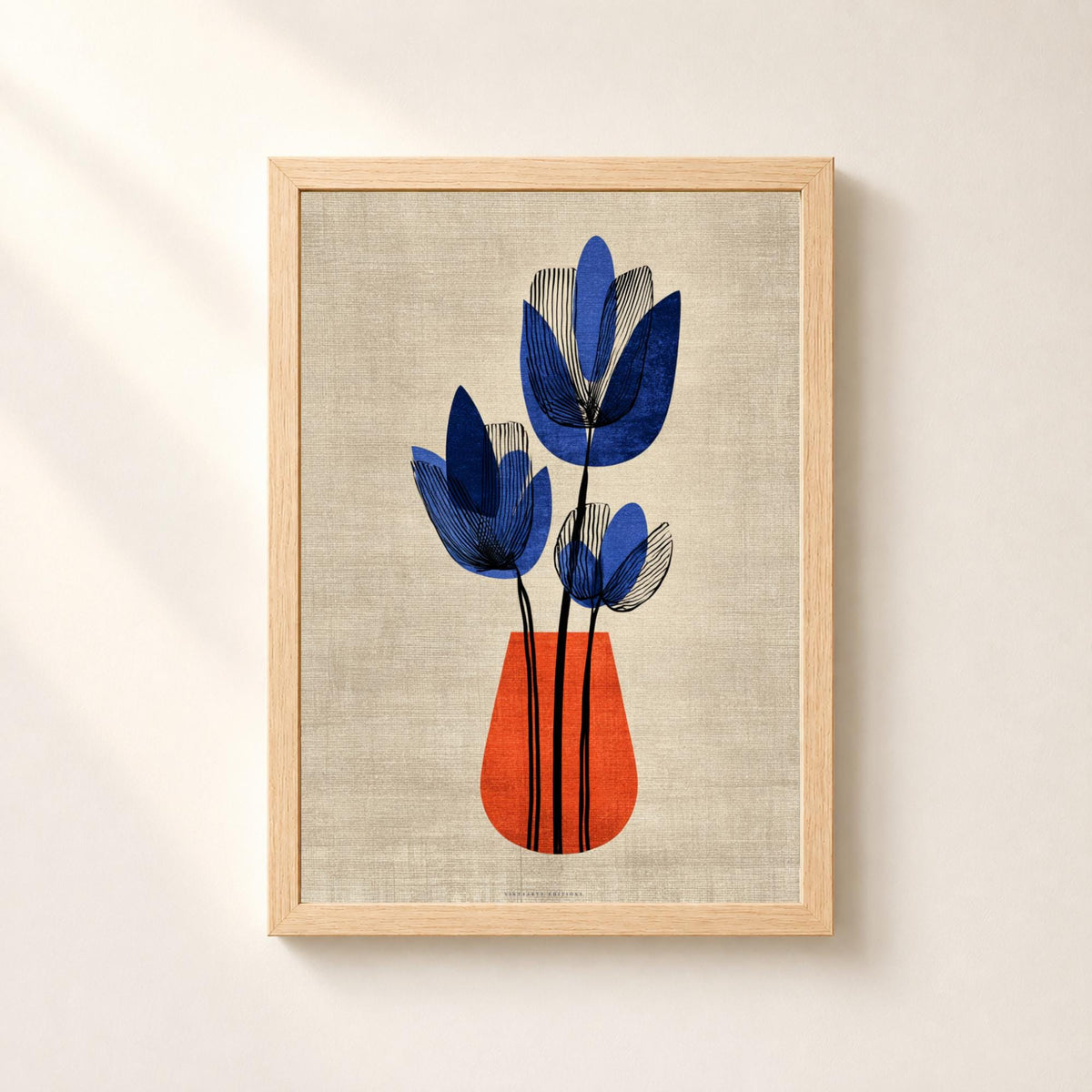 Affiche fleurs bleues vase orange, art floral rétro moderne, décoration murale fond lin
