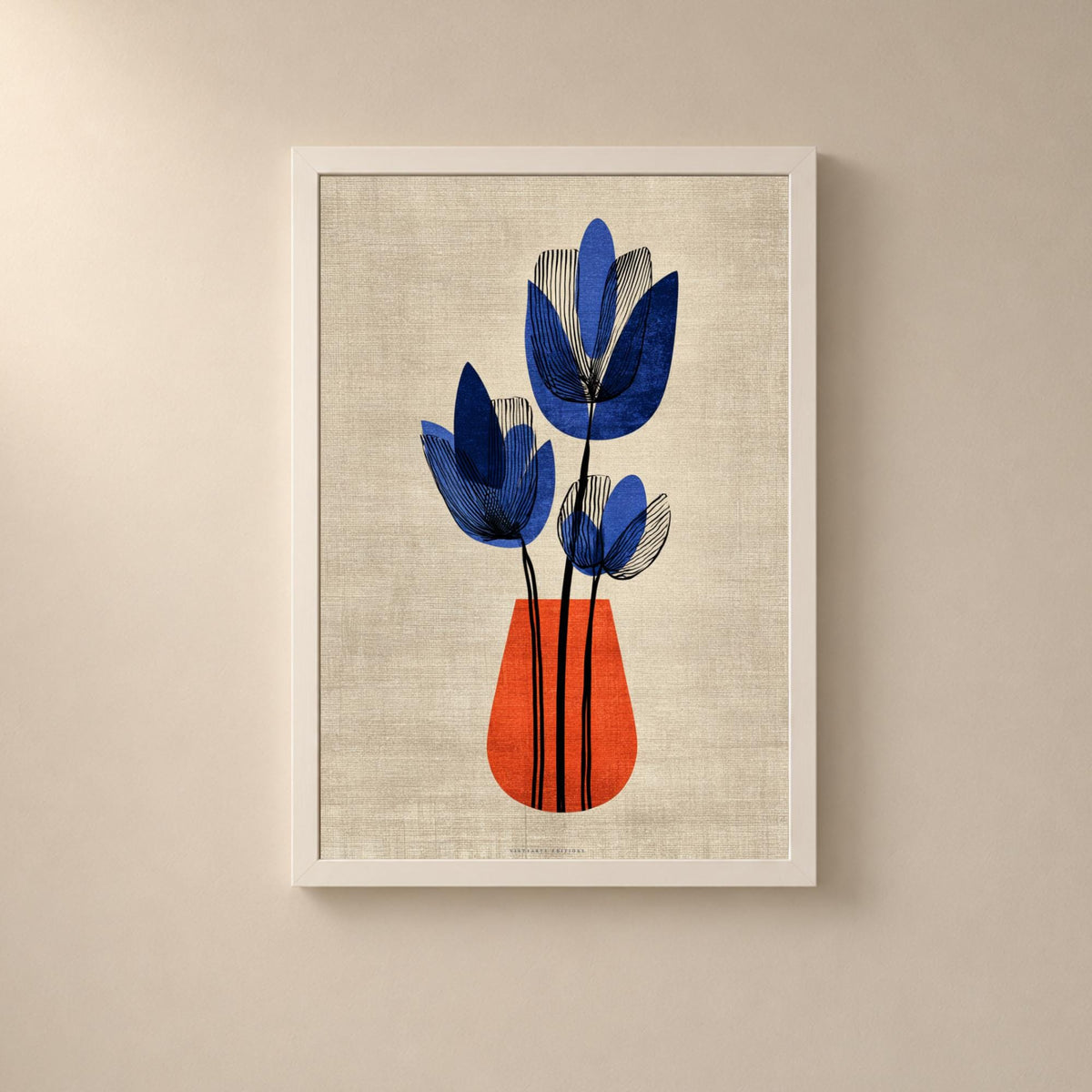 Affiche fleurs bleues vase orange, art floral rétro moderne, décoration murale fond lin
