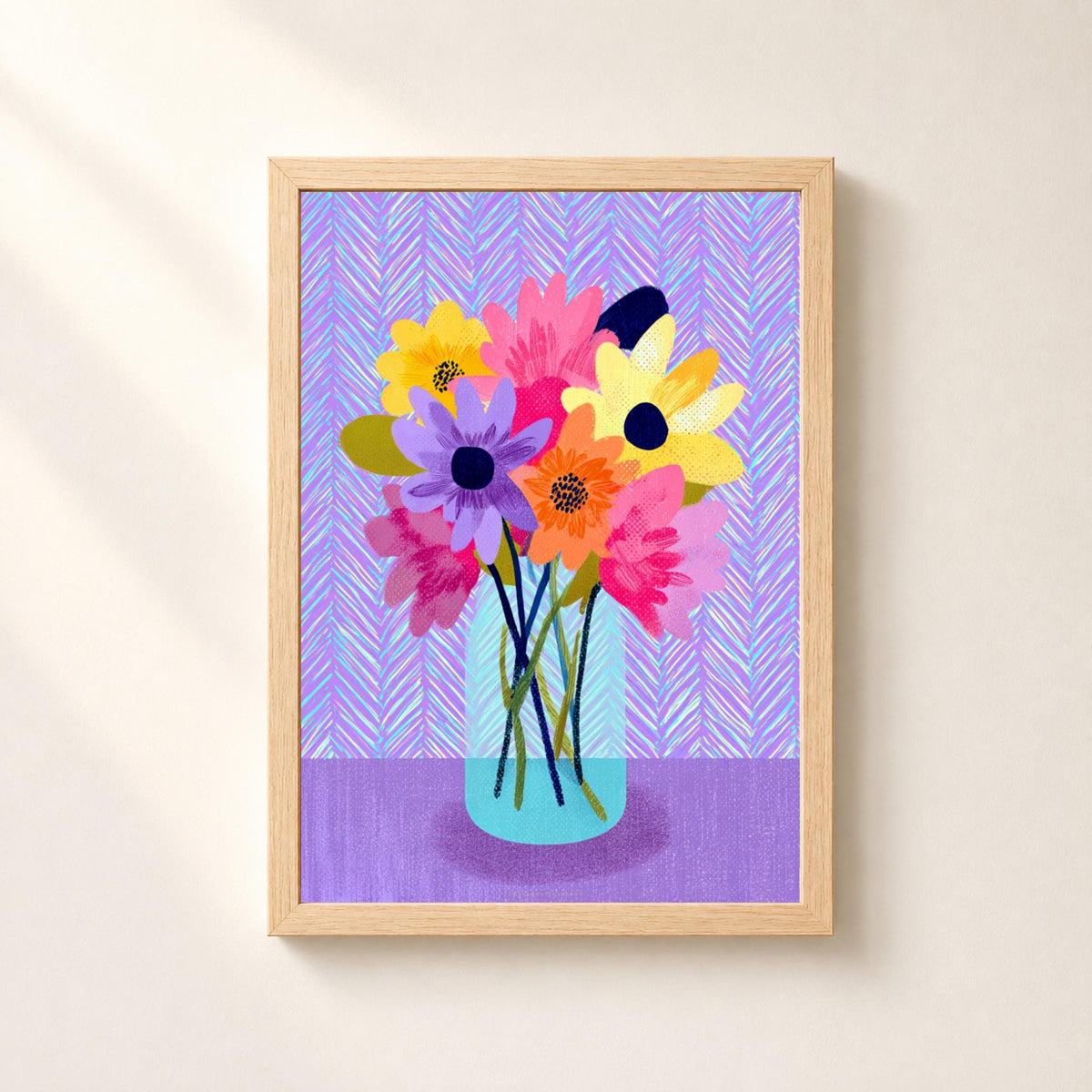 Affiche représentant un bouquet de fleurs jaunes, roses, orange et violettes dans un vase bleu transparent sur fond lavande à chevrons turquoise.