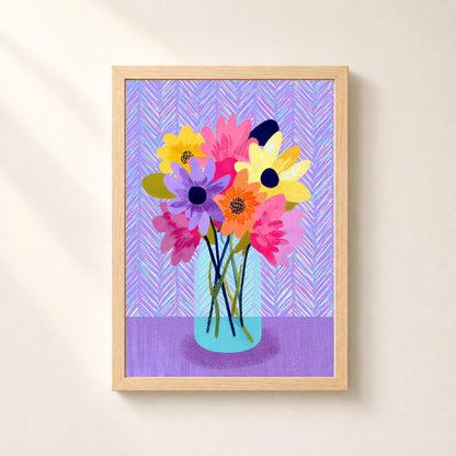 Affiche représentant un bouquet de fleurs jaunes, roses, orange et violettes dans un vase bleu transparent sur fond lavande à chevrons turquoise.