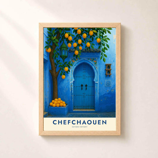 Affiche Chefchaouen dans un cadre en chêne naturel sur un mur blanc, porte marocaine bleue sous un oranger et lanterne verte.