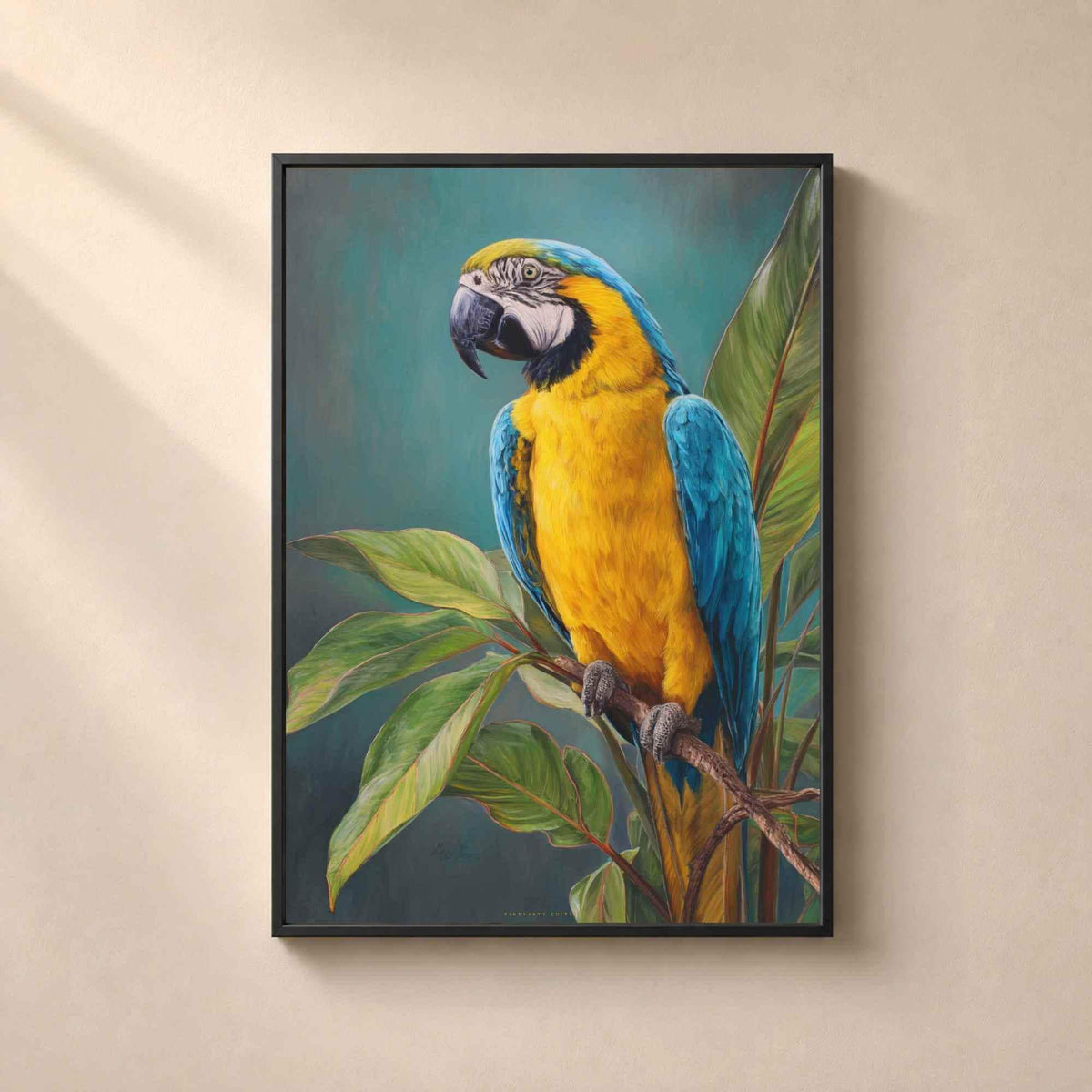 Affiche perroquet dans un cadre en métal noir fin sur un mur beige, ara bleu et jaune perché sur une branche parmi des feuilles de bananier.