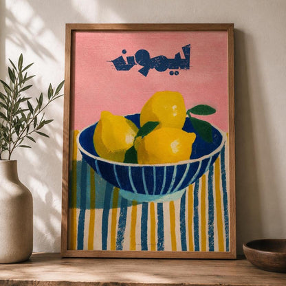 Affiche citrons nature morte, art mural cuisine coloré, illustration bol bleu fond rose