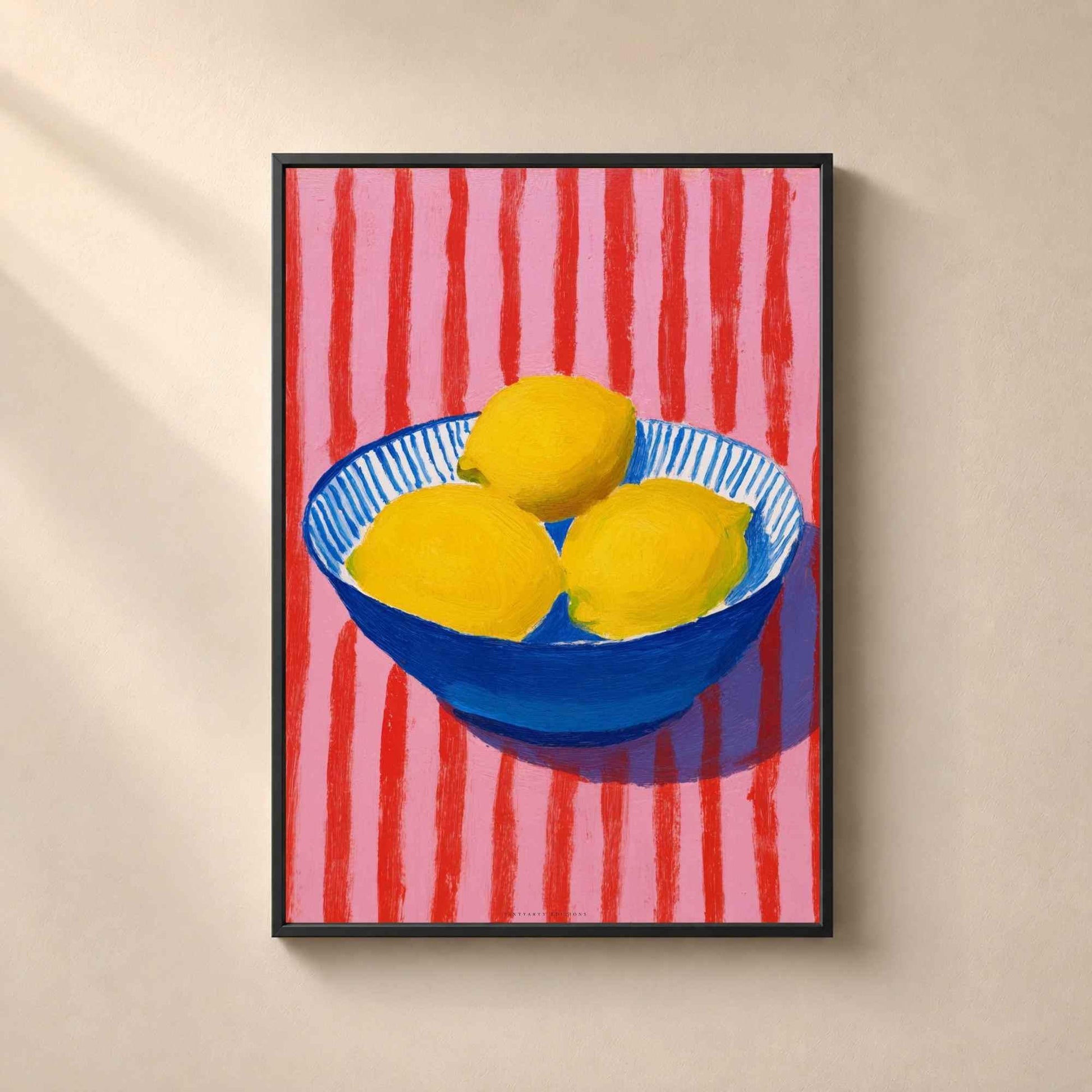 Affiche citrons bol bleu, art mural cuisine gouache, nature morte fond rose rayé rouge