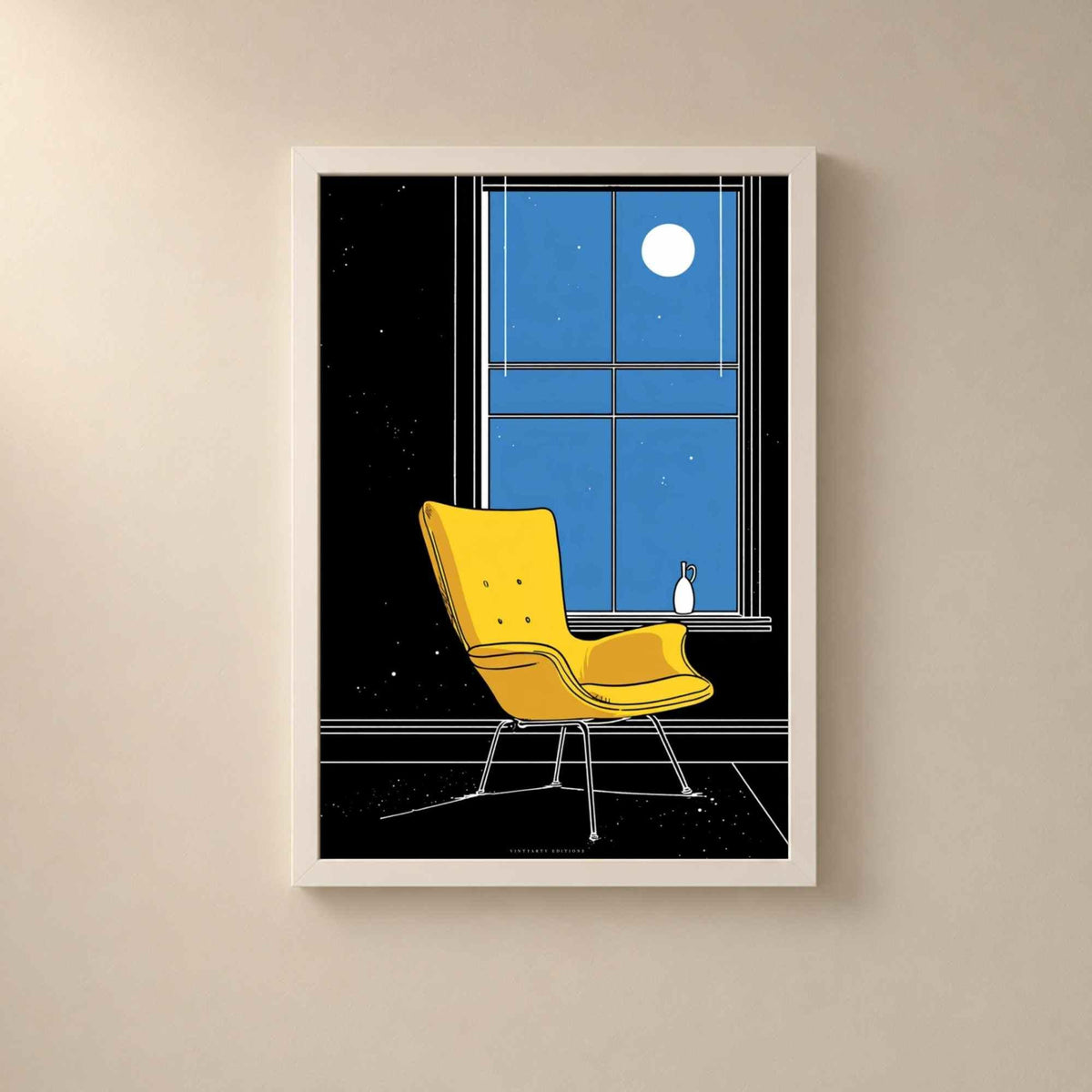 Affiche fauteuil jaune dans un cadre en bois blanc sur un mur clair, fauteuil mid-century devant une fenêtre au clair de lune sur fond noir étoilé.