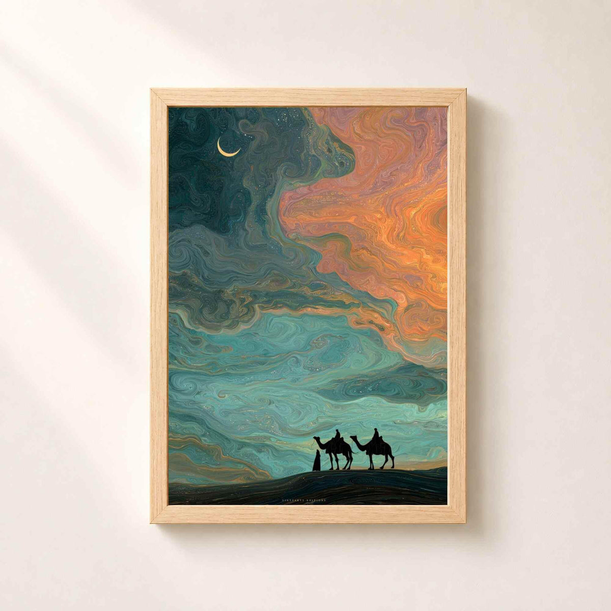 Affiche caravane dans un cadre en chêne naturel sur un mur beige, ciel en marbrure ebru aux volutes profondes au-dessus du désert.