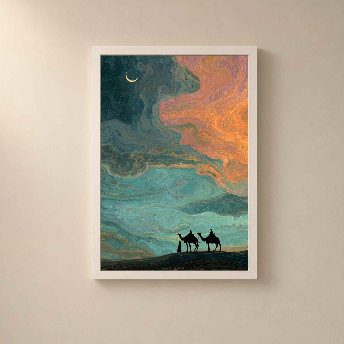 Affiche caravane dans un cadre en bois blanc sur un mur clair, dromadaires et cavaliers en silhouette sous un croissant de lune dans un ciel marbré turquoise et orange.