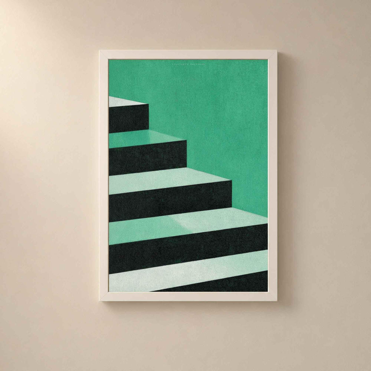 Affiche escalier abstrait dans un cadre en bois blanc sur un mur clair, escalier stylisé en vert émeraude et menthe aux marches géométriques.