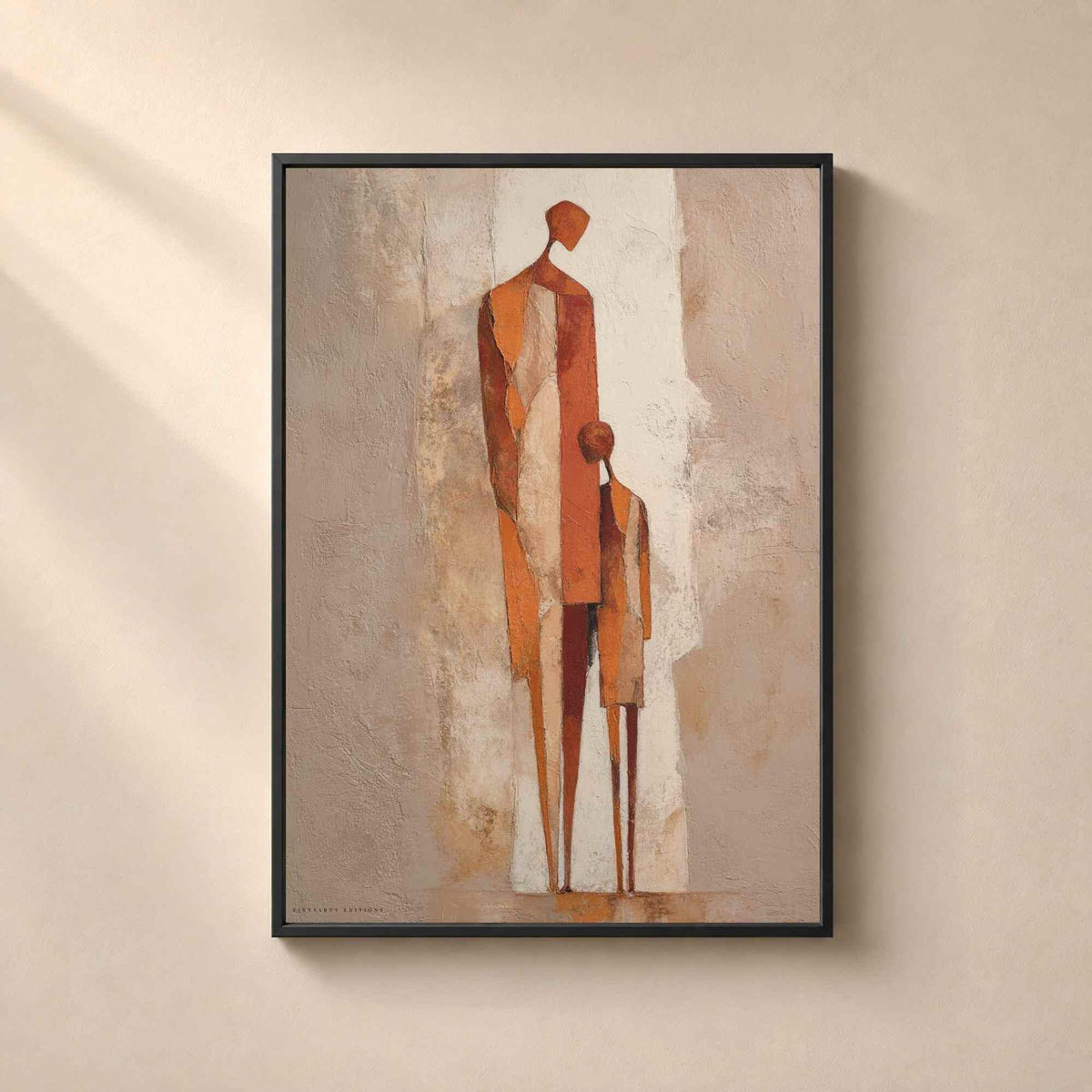 Affiche parent et enfant dans un cadre en bois sombre sur un mur clair, silhouettes abstraites drapées de terracotta et rouille sur fond patiné.