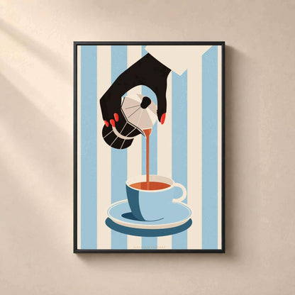 Affiche café dans un cadre en bois noir sur un mur clair, main aux ongles rouges versant un café d'une cafetière moka dans une tasse bleue sur fond rayé.