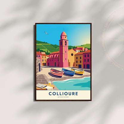 Affiche Collioure clocher rose, art mural Côte Vermeille, illustration barques catalanes colorées