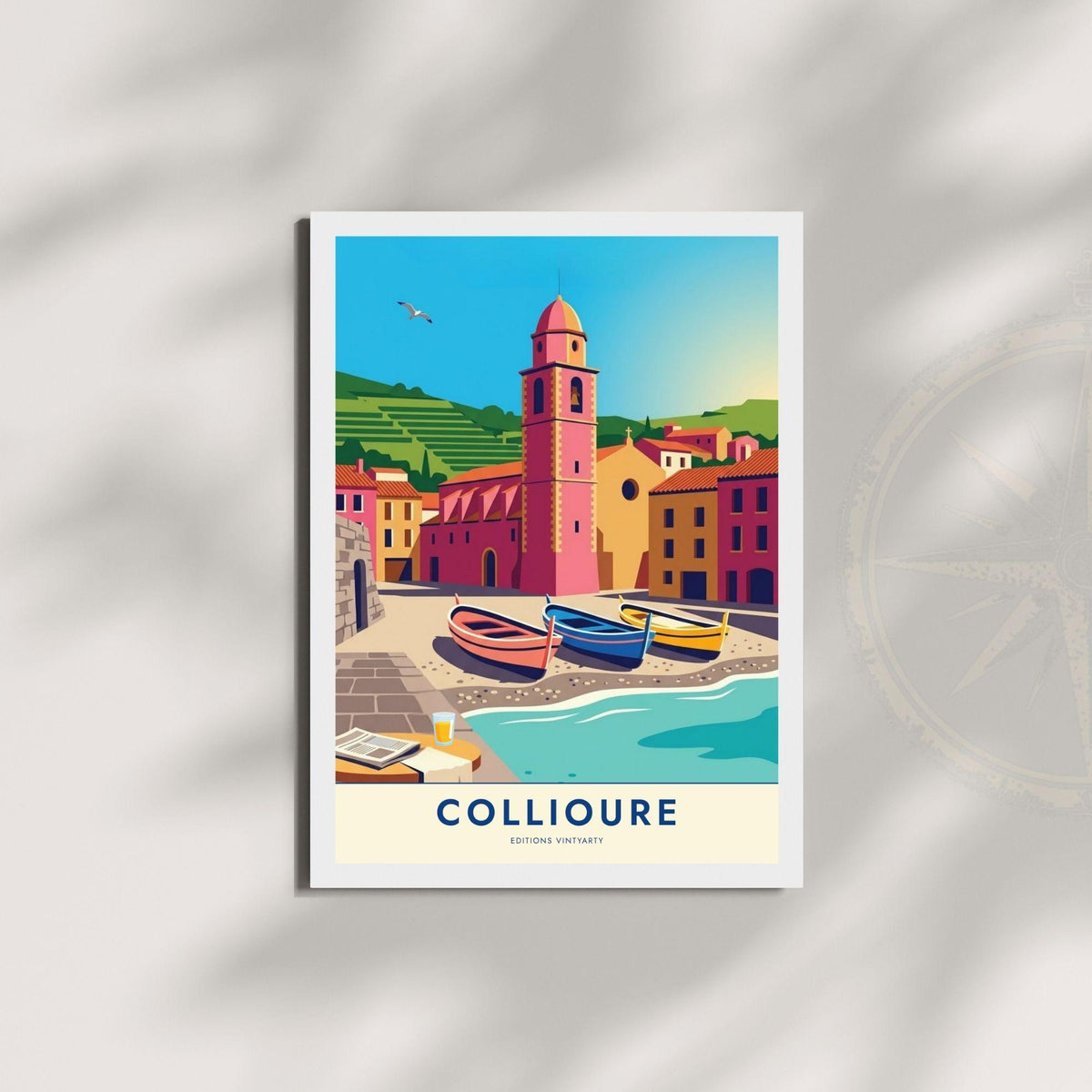 Affiche Collioure clocher rose, art mural Côte Vermeille, illustration barques catalanes colorées
