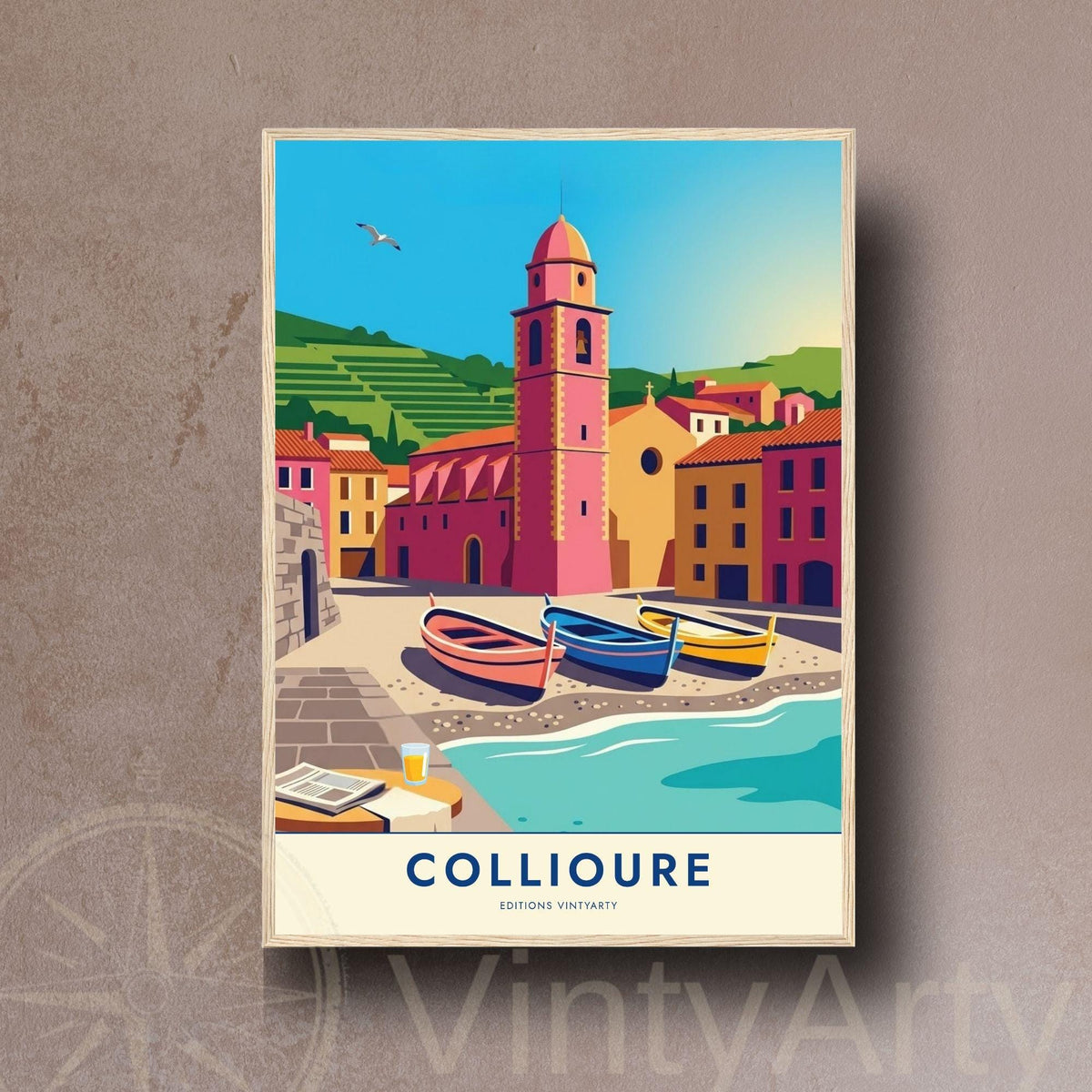 Affiche Collioure clocher rose, art mural Côte Vermeille, illustration barques catalanes colorées