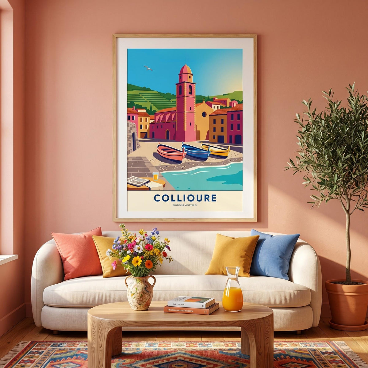 Affiche Collioure clocher rose, art mural Côte Vermeille, illustration barques catalanes colorées