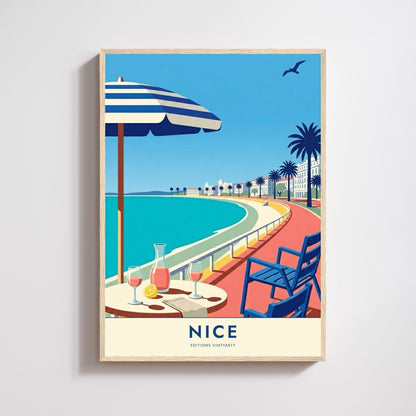 Affiche illustrée de la Promenade des Anglais à Nice, parasol rayé bleu et blanc et table de terrasse avec carafe, verres et citron au premier plan, chaises bleues face à la mer, baie des Anges turquoise, palmiers et façades blanches des grands hôtels sous un ciel bleu.