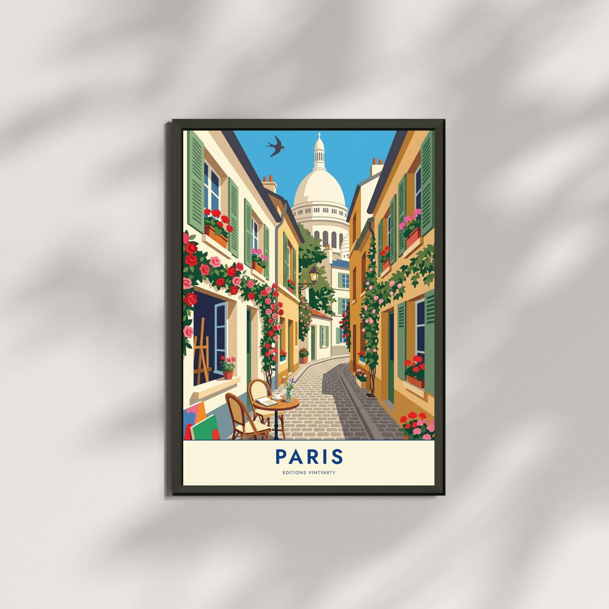 Affiche ruelle Montmartre fleurie, poster Paris terrasse de café, art mural voyage France