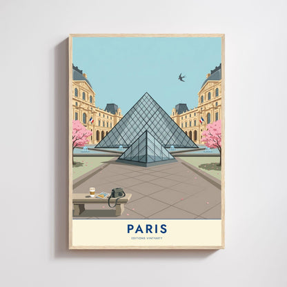 Affiche Paris illustrée de la pyramide du Louvre entourée de cerisiers en fleurs, avec un banc et un appareil photo au premier plan