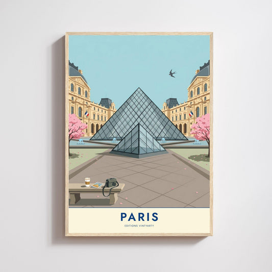 Affiche Paris illustrée de la pyramide du Louvre entourée de cerisiers en fleurs, avec un banc et un appareil photo au premier plan
