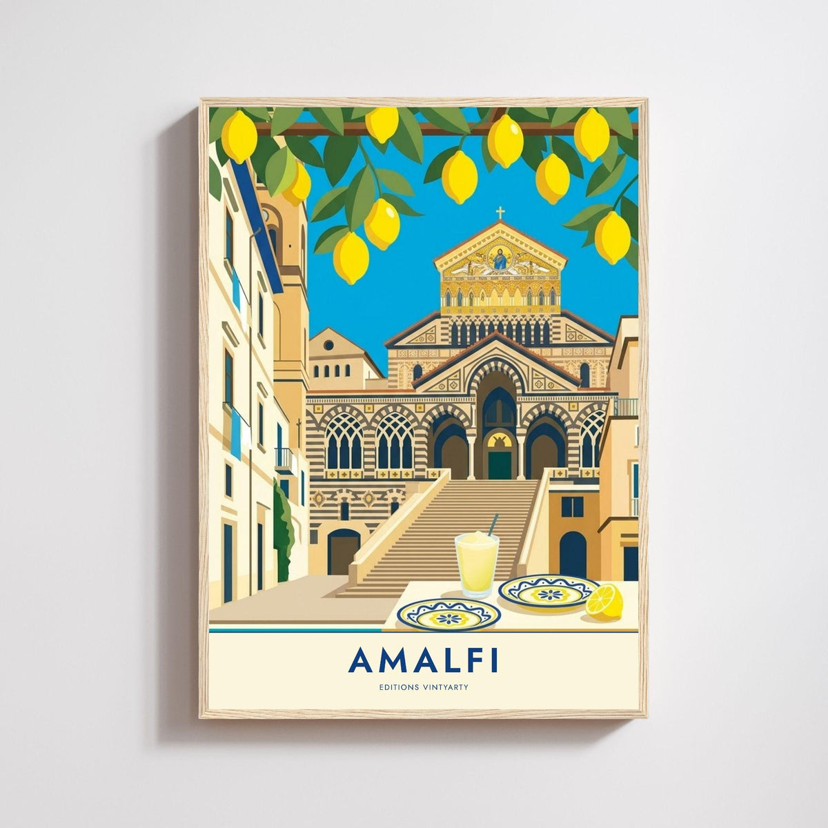 Affiche illustrée de la cathédrale d'Amalfi en Italie, branches de citronniers chargées de fruits en haut du cadre, grand escalier menant au Duomo à façade rayée et fronton en mosaïque dorée, maisons ocre de part et d'autre, table au premier plan avec un verre de citronnade, deux assiettes en céramique bleue et jaune et un demi citron, ciel bleu franc.