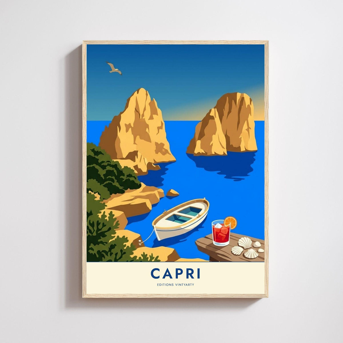 Affiche illustrée des Faraglioni de Capri, deux grands rochers dorés sortant d'une mer bleu vif, côte calcaire couverte de végétation vert sombre à gauche, barque blanche amarrée dans la crique, ponton de bois au premier plan avec un verre glacé à la tranche d'orange et des coquillages, mouette dans un ciel dégradé.