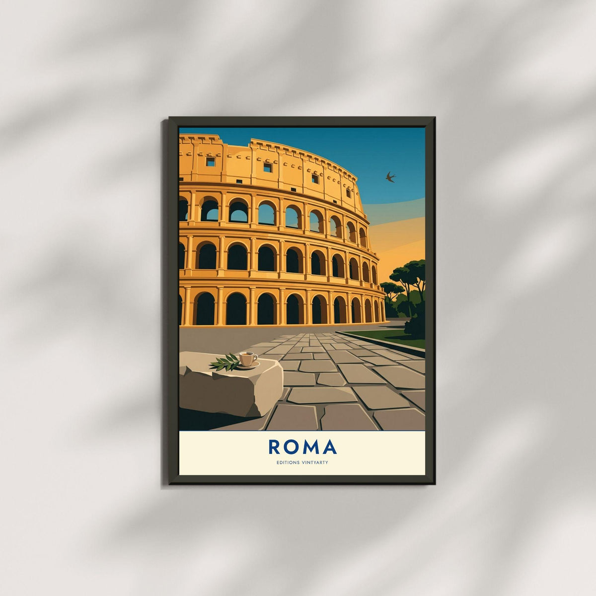 Affiche illustrée du Colisée de Rome en fin de journée, amphithéâtre aux arcades étagées sur trois niveaux en pierre ocre doré, dallage antique en perspective, bloc de travertin au premier plan avec un espresso et une branche de laurier, pins parasols en silhouette, ciel dégradé du bleu pétrole au doré avec une hirondelle.