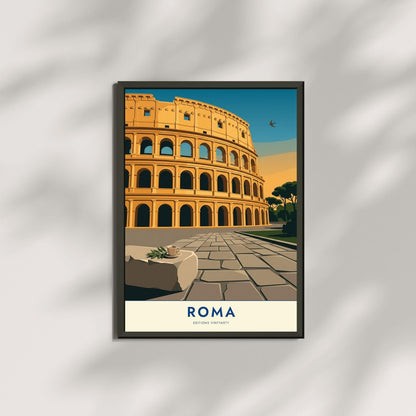 Affiche illustrée du Colisée de Rome en fin de journée, amphithéâtre aux arcades étagées sur trois niveaux en pierre ocre doré, dallage antique en perspective, bloc de travertin au premier plan avec un espresso et une branche de laurier, pins parasols en silhouette, ciel dégradé du bleu pétrole au doré avec une hirondelle.