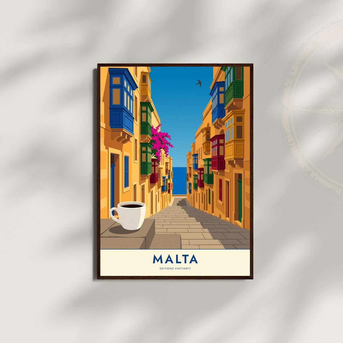 Affiche Malte La Valette balcons colorés, poster ruelle et mer, art mural jaune méditerranéen