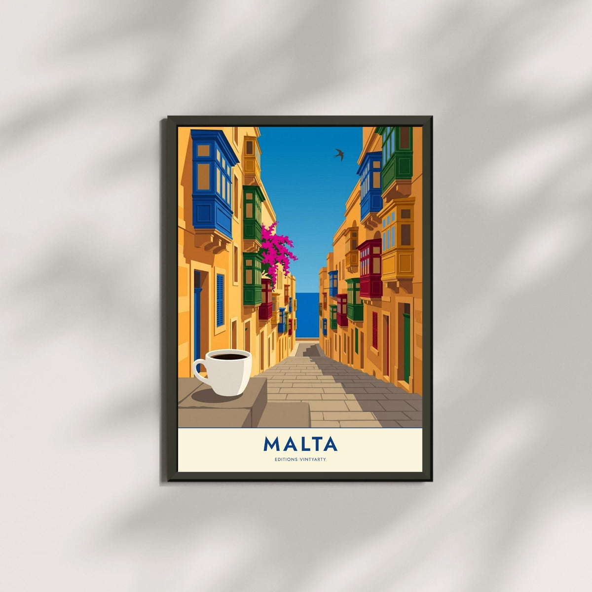 Affiche Malte La Valette balcons colorés, poster ruelle et mer, art mural jaune méditerranéen