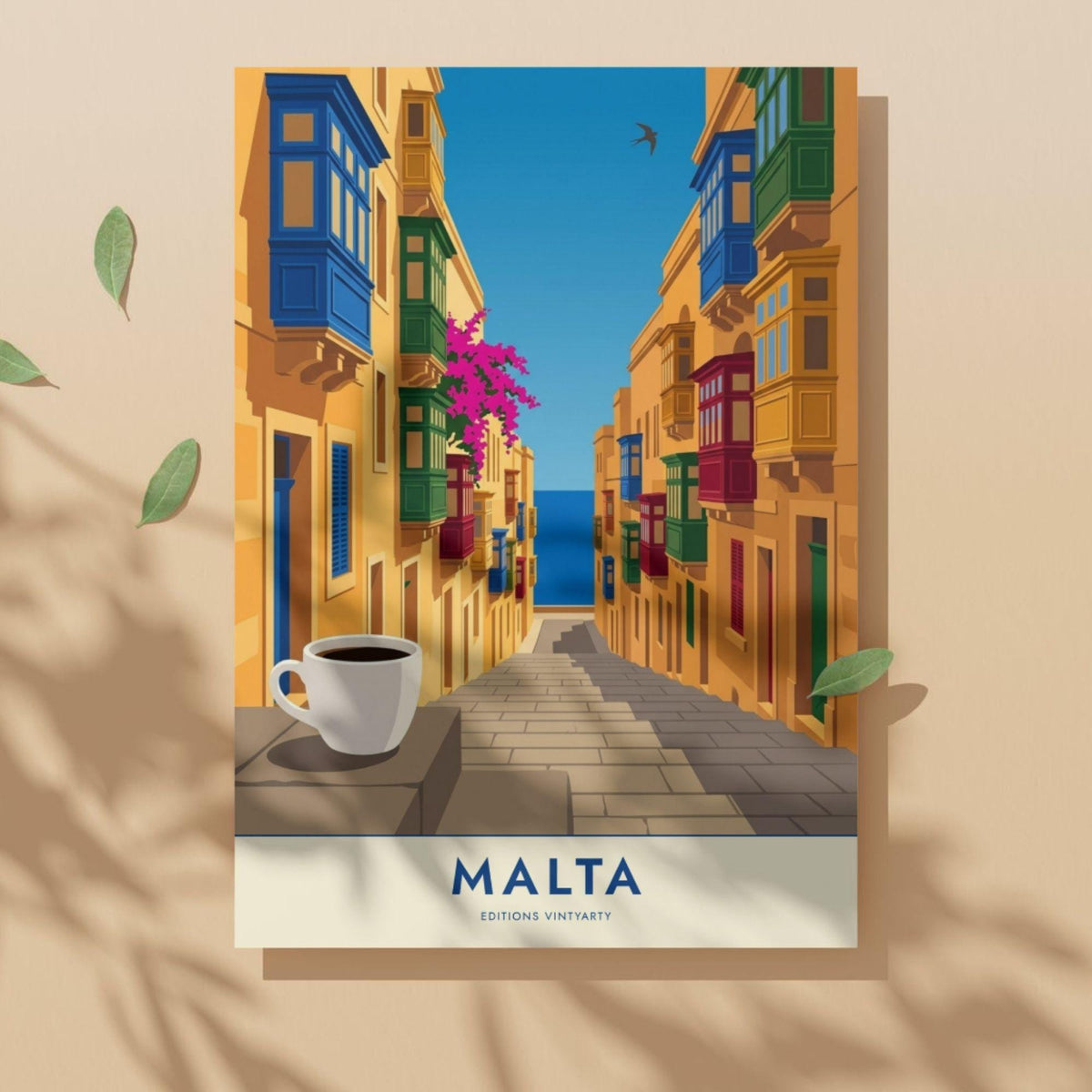 Affiche Malte La Valette balcons colorés, poster ruelle et mer, art mural jaune méditerranéen