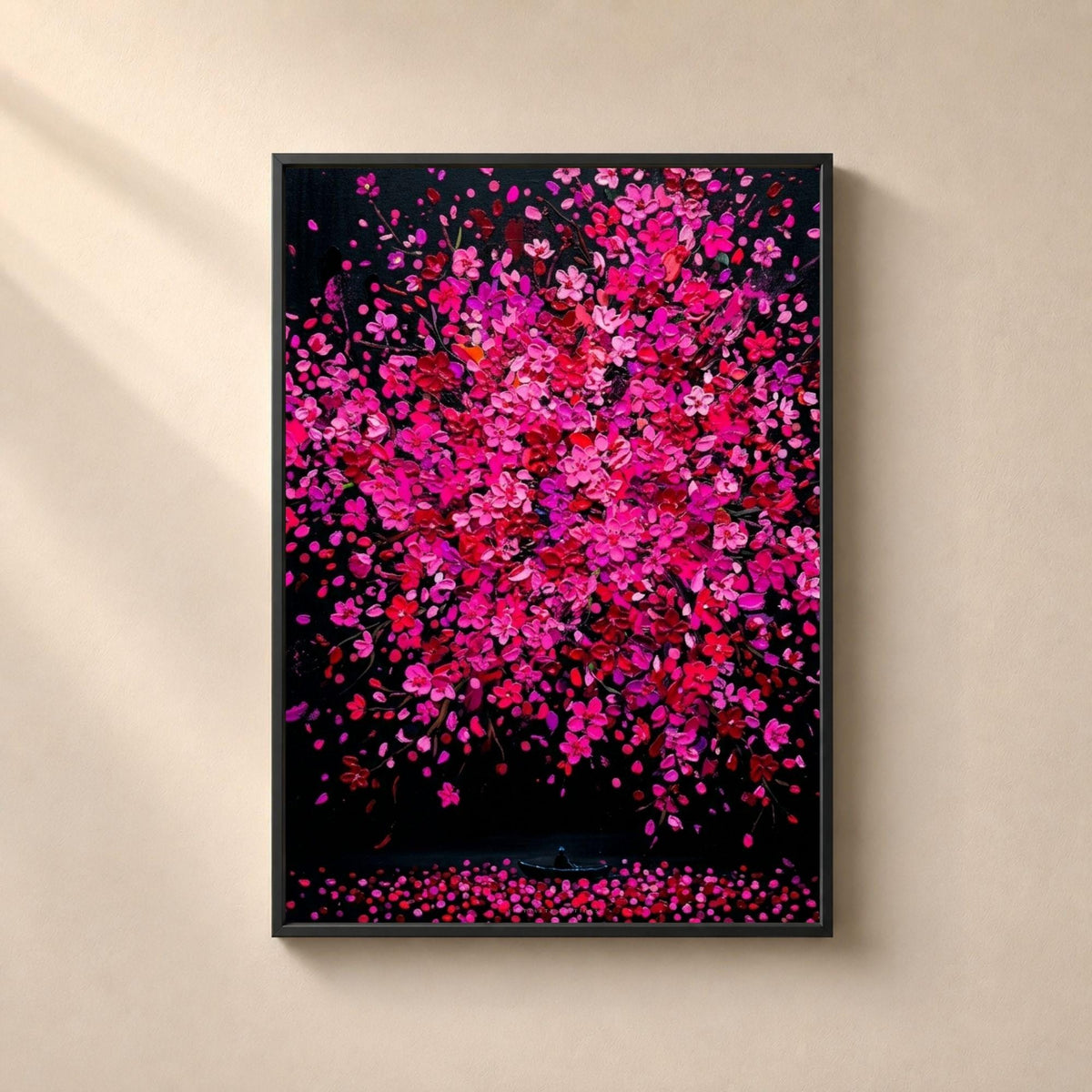Affiche florale sur fond noir, arbre en fleurs déployé en masse dense de corolles rose vif, fuchsia et carmin posées en empâtements épais, pétales isolés flottant tout autour, tapis de pétales tombés et barque minuscule avec une silhouette assise en bas de l'image.