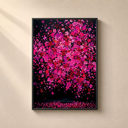 Affiche florale sur fond noir, arbre en fleurs déployé en masse dense de corolles rose vif, fuchsia et carmin posées en empâtements épais, pétales isolés flottant tout autour, tapis de pétales tombés et barque minuscule avec une silhouette assise en bas de l'image.