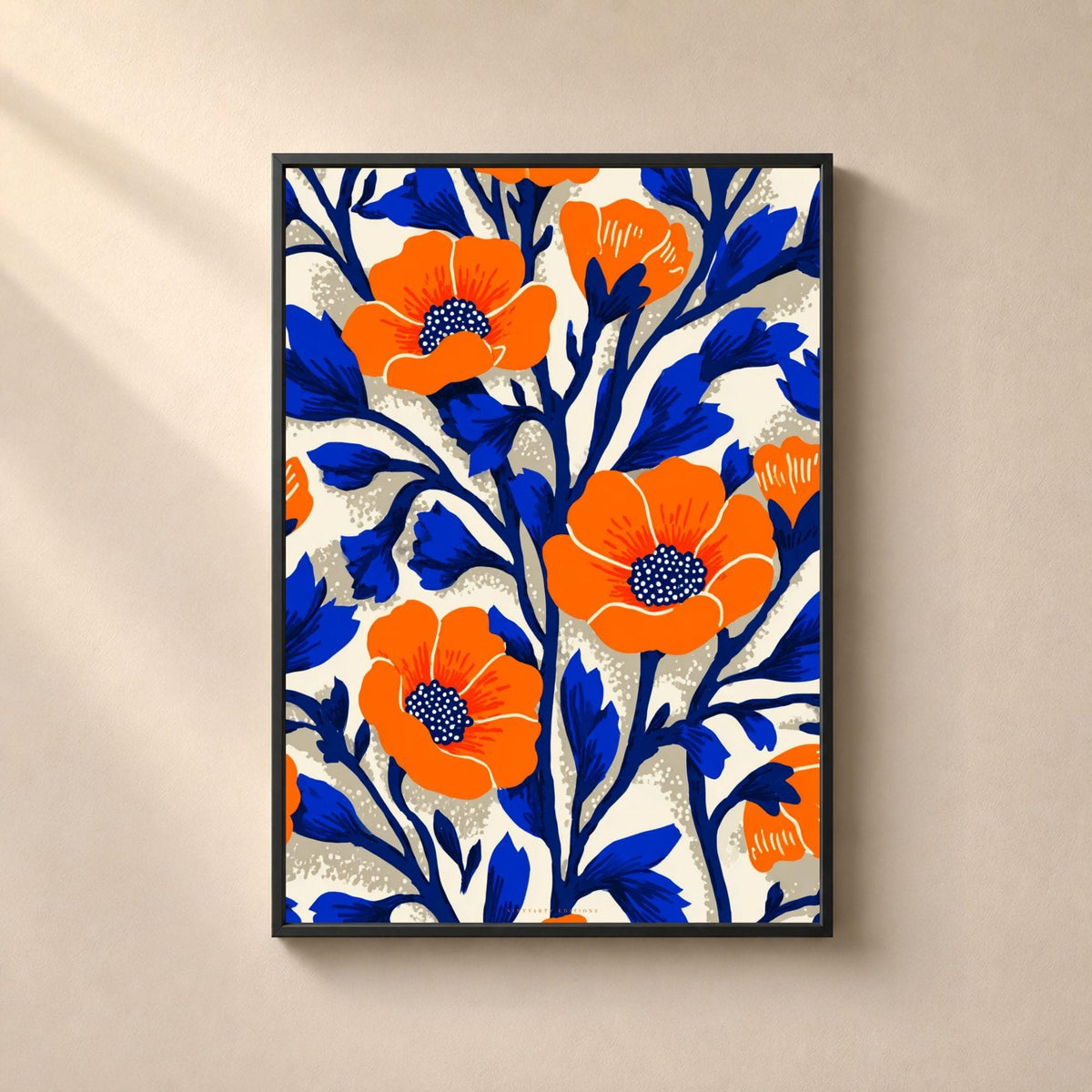Affiche florale graphique, grands pavots orange vif à cœur bleu nuit ponctué de blanc et étamines rouges, tiges et feuilles en bleu cobalt nervuré, boutons fermés entre les branches, fond crème piqueté d'un semis de points gris, motif coupé par les quatre bords comme un tissu imprimé