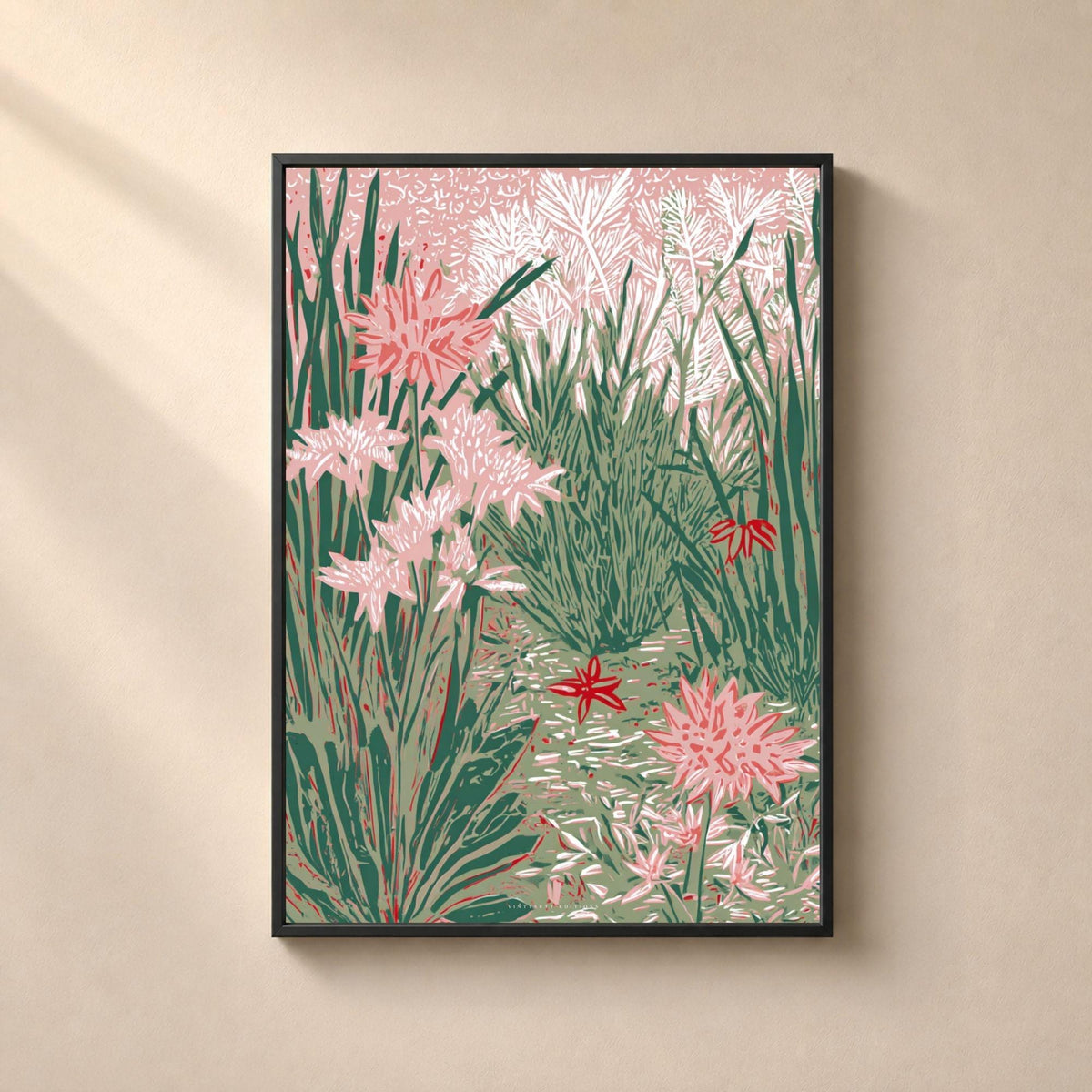 Affiche botanique en linogravure, jardin de plantes aux feuilles lancéolées et longues tiges droites, fleurs en corolles étoilées rose pâle et blanches avec deux fleurs rouge vif, palette réduite à rose poudré, vert sauge, vert sapin, blanc et rouge, hachures blanches creusant les masses sur toute la surface.
