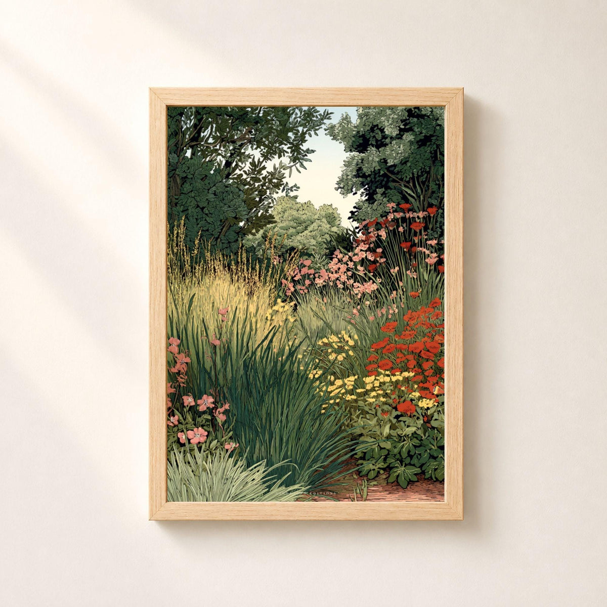 Affiche botanique d'un massif de jardin anglais en été, allée de terre rose entre deux massifs, coquelicots rouges et ombelles jaunes à droite, graminées dorées et feuillages vert-de-gris à gauche, arbres vert profond au fond et échappée de ciel pâle au centre, tout dessiné au trait fin.