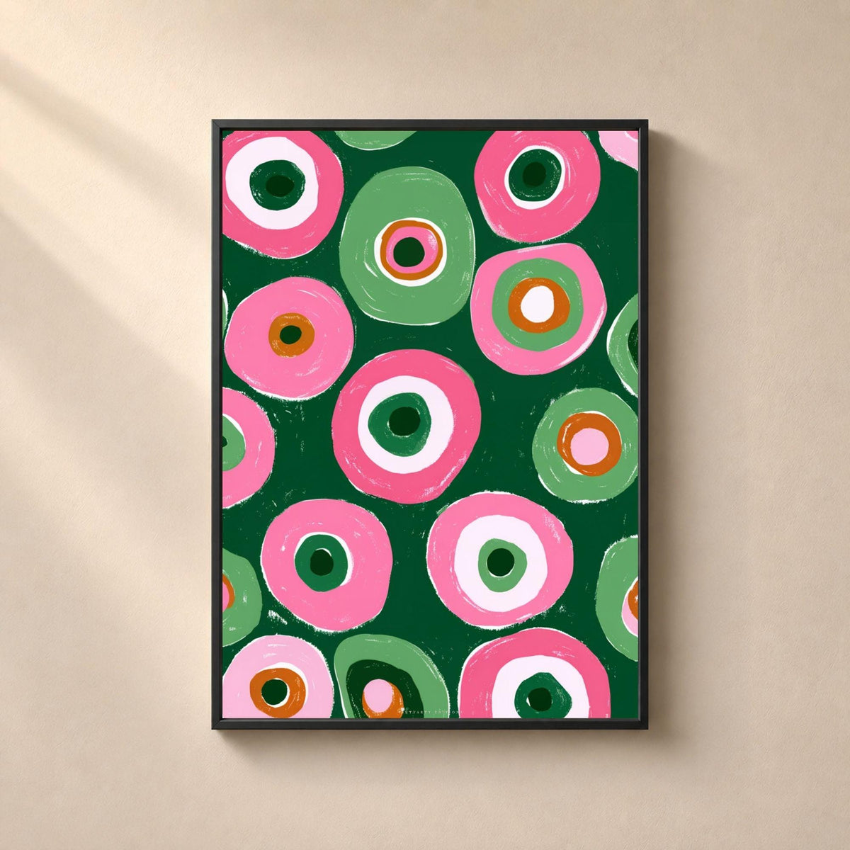 Affiche abstraite de disques concentriques peints à main levée sur fond vert sapin, anneaux emboîtés rose vif, rose poudré, vert amande, blanc cassé et orange brûlé avec un point vert profond au centre, motif coupé par les quatre bords.