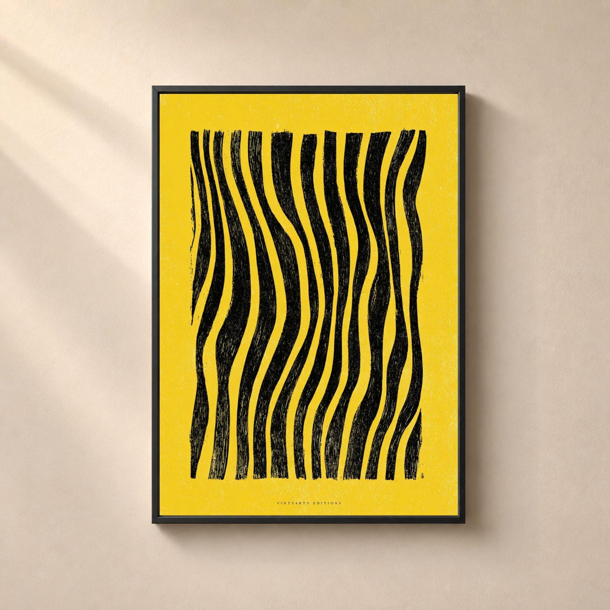 Affiche abstraite de lignes noires ondulantes descendant verticalement sur un fond jaune vif, bandes larges et irrégulières s'épaississant et s'affinant, matière de gravure encrée à la main aux bords rongés, larges bandes de jaune vide en haut et en bas.