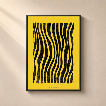 Affiche abstraite de lignes noires ondulantes descendant verticalement sur un fond jaune vif, bandes larges et irrégulières s'épaississant et s'affinant, matière de gravure encrée à la main aux bords rongés, larges bandes de jaune vide en haut et en bas.