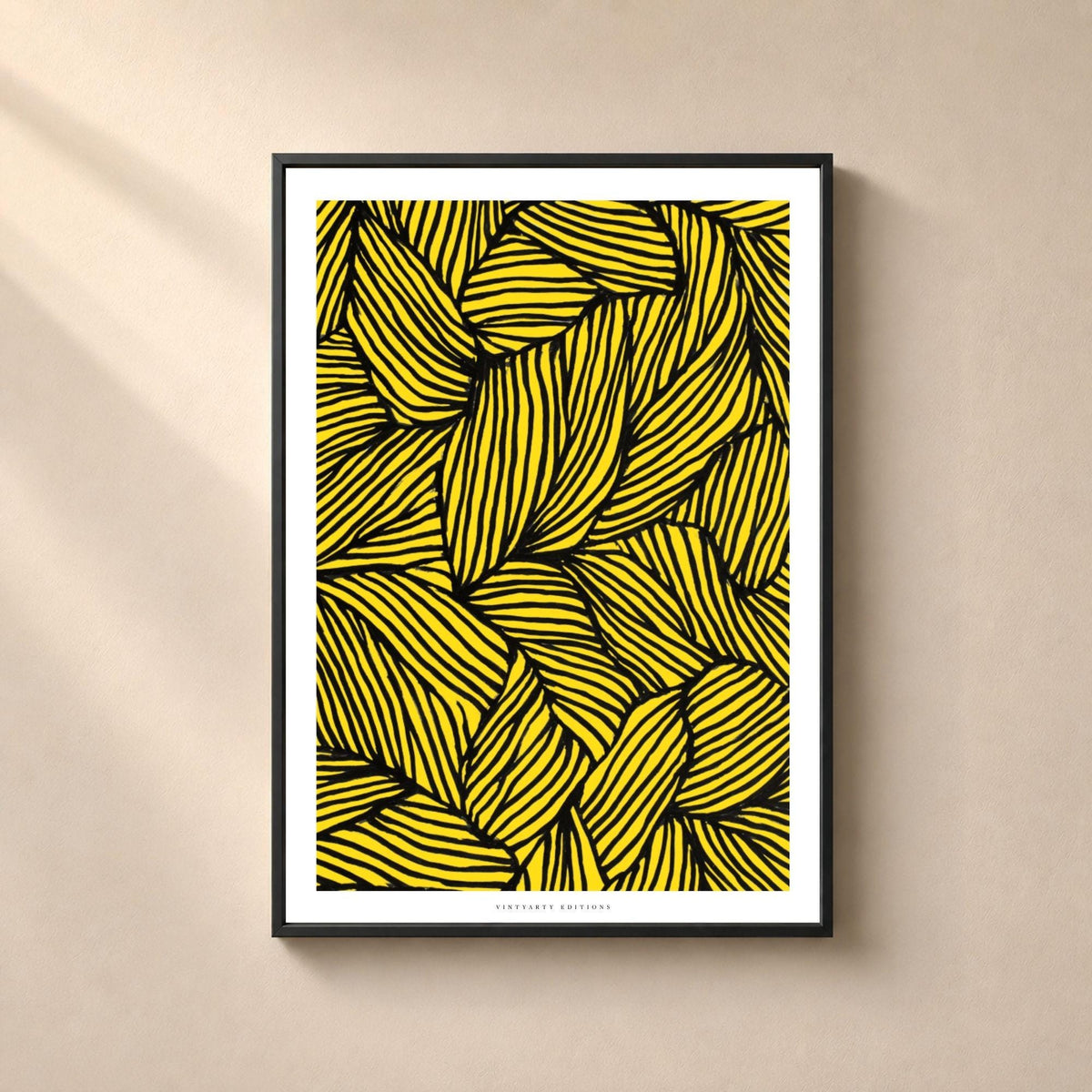 Affiche abstraite de feuilles entrelacées à l'encre noire sur fond jaune vif, chaque forme remplie de traits parallèles serrés dont la direction change d'une feuille à l'autre, trait irrégulier aux pleins et déliés visibles.