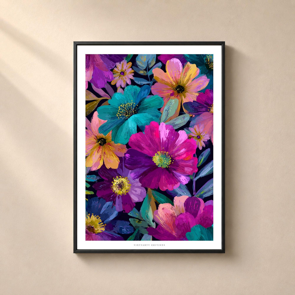 Affiche florale composée de grandes fleurs fuchsia, turquoise, violettes, corail et jaunes sur fond bleu nuit, avec feuillages bleu vert et bordure blanche.